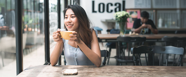 Drinking coffee while keeping your teeth white without coffee stain.